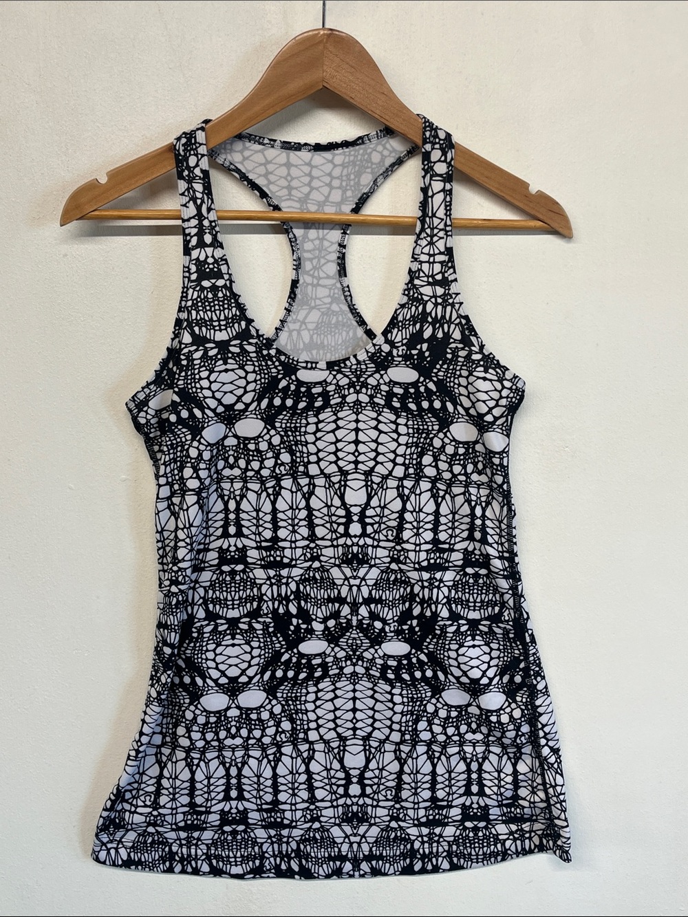Lululemon Sz 6 Black & White Patterned Racerback Tank Top